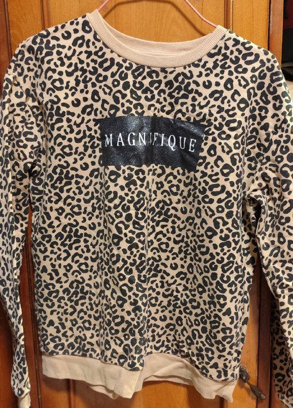 Вещи женские: кофты, джинсовая куртка, юбка 2