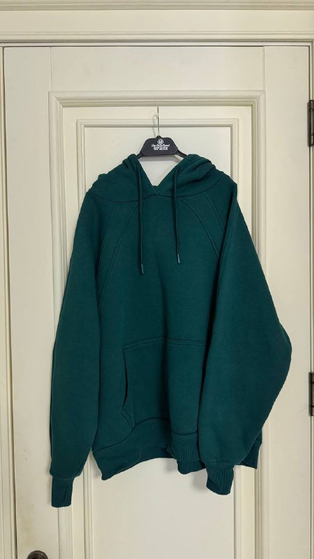 Юбка миди Stradivarius, худи зеленое, худи черное, белая блуза короткий рукав, белая блуза длинный рукав, бежевая накидка, черная блуза короткий рукав 2