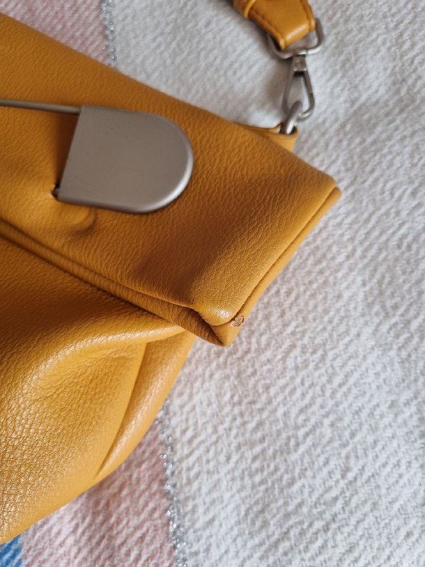 Черная сумка с металлическими элементами, Желто-рыжая сумка с булавкой 9