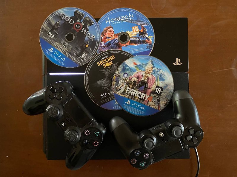 PS PlayStation 4 500 GB, 4 games, 1 controller