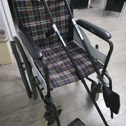 Инвалидное кресло, костыли