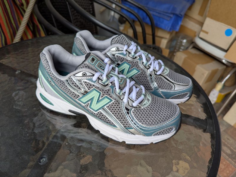 Кроссовки New Balance 740, новые, размер 8.5 US, 40 EU
