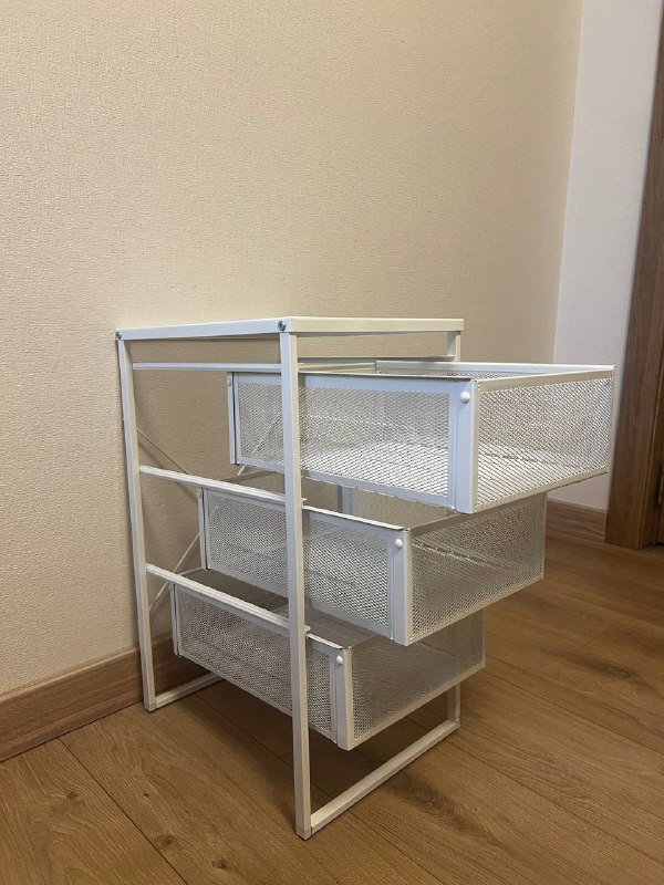 Белая тумбочка с тремя отсеками 2