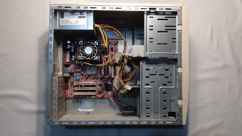 Старый корпус для компьютера Intel Celeron RAM 512MB HDD 40GB 4