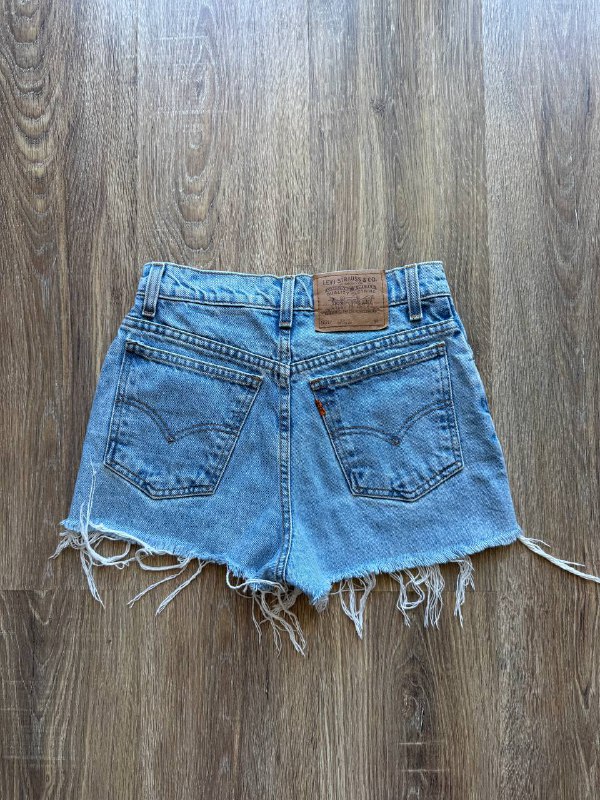 Шорты Carhartt, футболки Alpha Industries, Levi's, Moschino, топ Karl Kani, штаны Fjällräven 4
