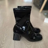 Charles & Keith полусапожки из лаковой кожи 4