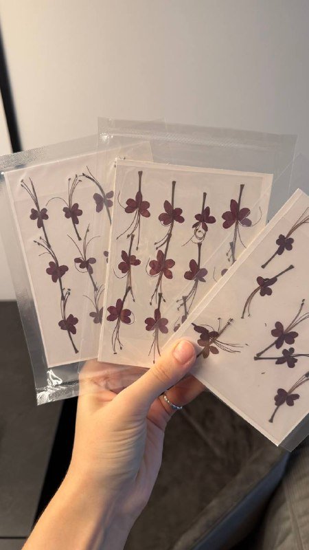 Дырокол, краска для штампа, цифры, высушенные цветы 8