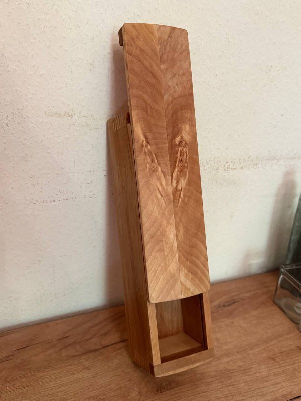 Графин, фарфоровый чайник, керамическая конфетница, разделочная доска, кофеварка, подсвечники, матрац, деревянный пенал 6