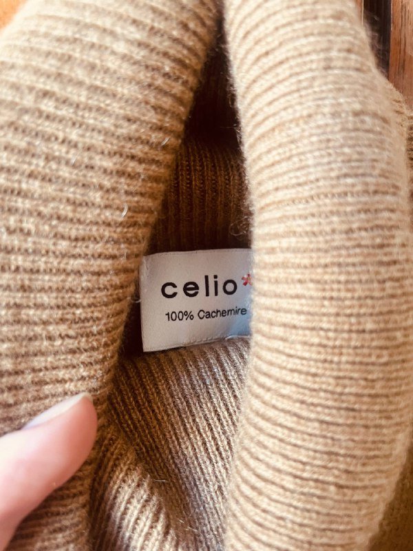 Серая куртка sweatybetty, черный пуховик Celio, серая поддевка Uniqlo, свитер H&M, бежевая жилетка 6