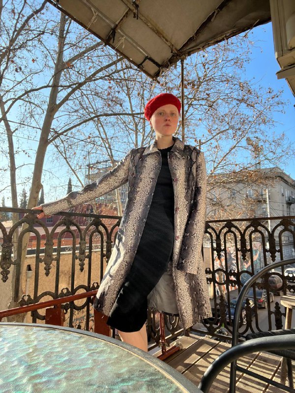 Кофта розовая, Рубашка в азиатском стиле, Рубашка красная, Плащ под змею, Полупрозрачная рубашка, Джинсы-кюлоты 6