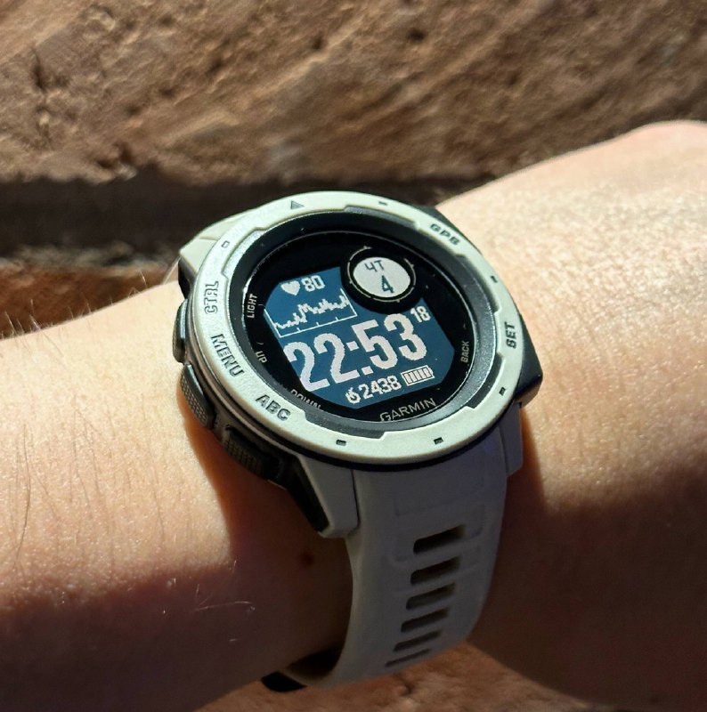 Garmin Instinct часы первого поколения