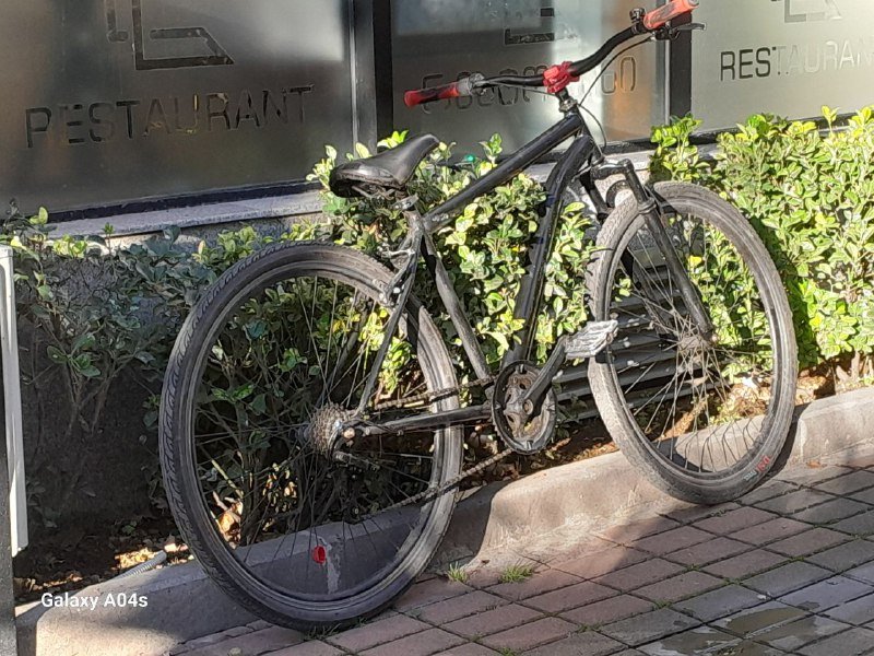 Велосипед черного цвета на 28 колёсах стант 7 скоростей