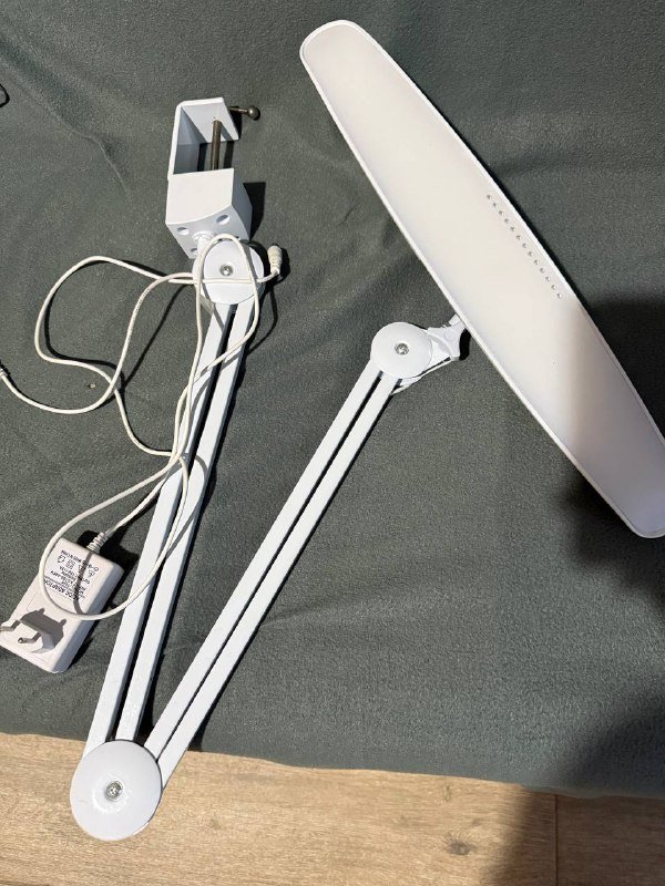 настольная LED-лампа с креплением