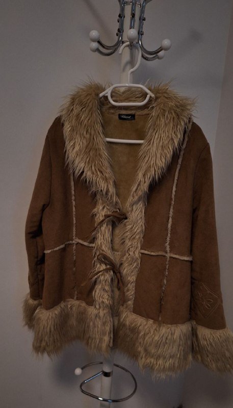 Женская одежда две куртки, платье, шапка