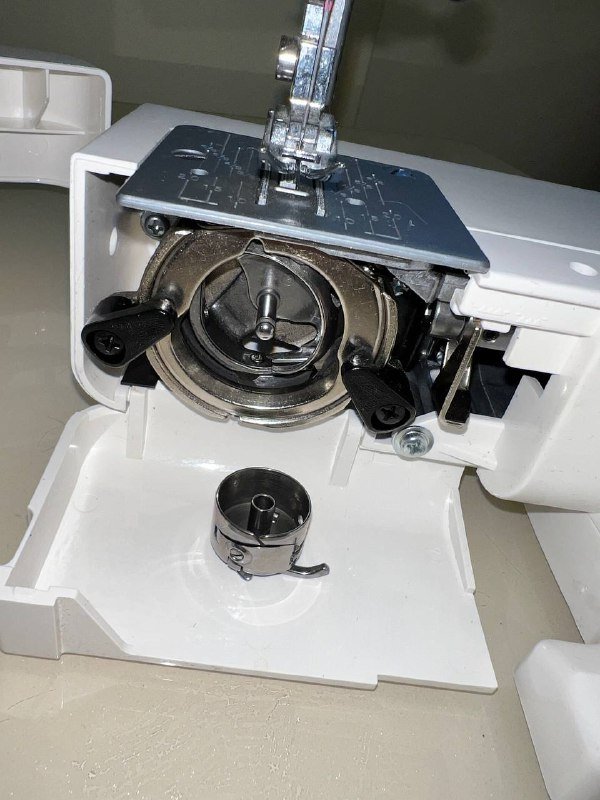 Швейная машинка Janome с педалью и набором аксессуаров 8