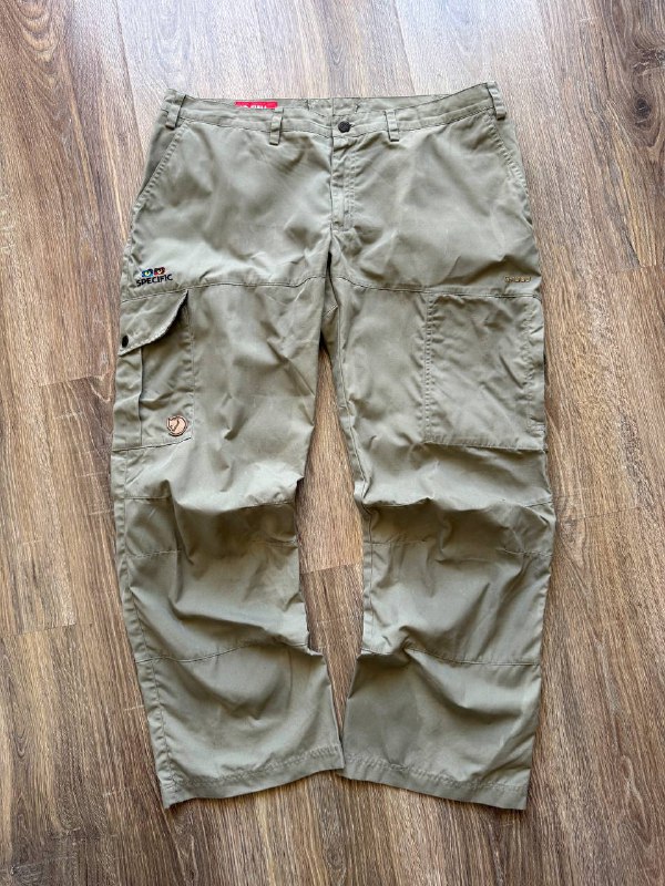 Шорты Napapijri, футболки Mammut, Carhartt WIP, Ellesse, Поло Barbour, Кепка Nike, штаны Fjällräven, Berghaus, мессенджер Eastpak 5
