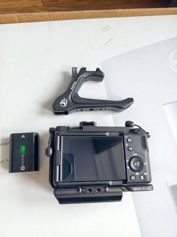 Sony ZV-E1 камера, клетка Tilta, аккумулятор 1