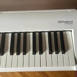 Roland FP30-X цифровое пианино с тремя педалями 2