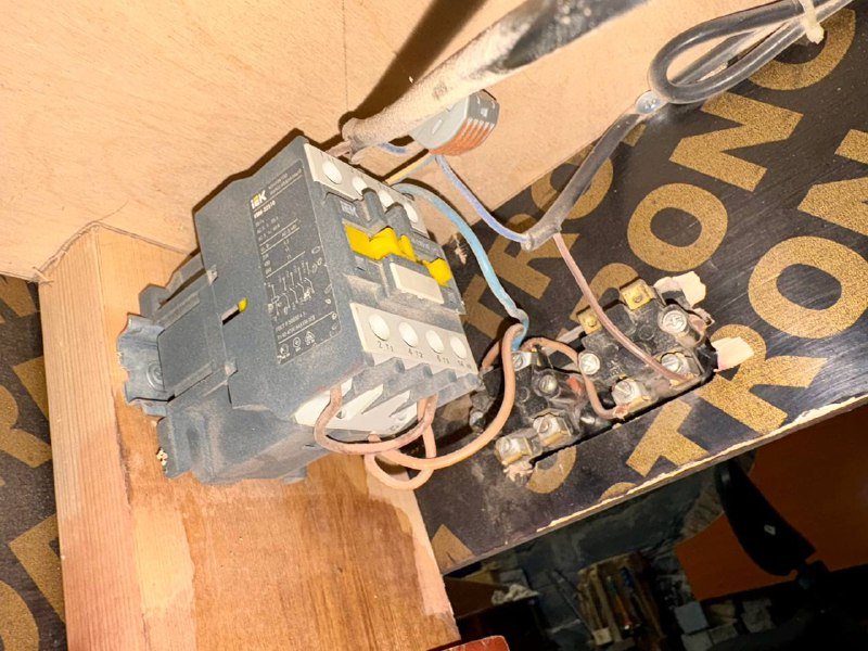 Столярный верстак с фрезером Bosch и пилой Stanley 2