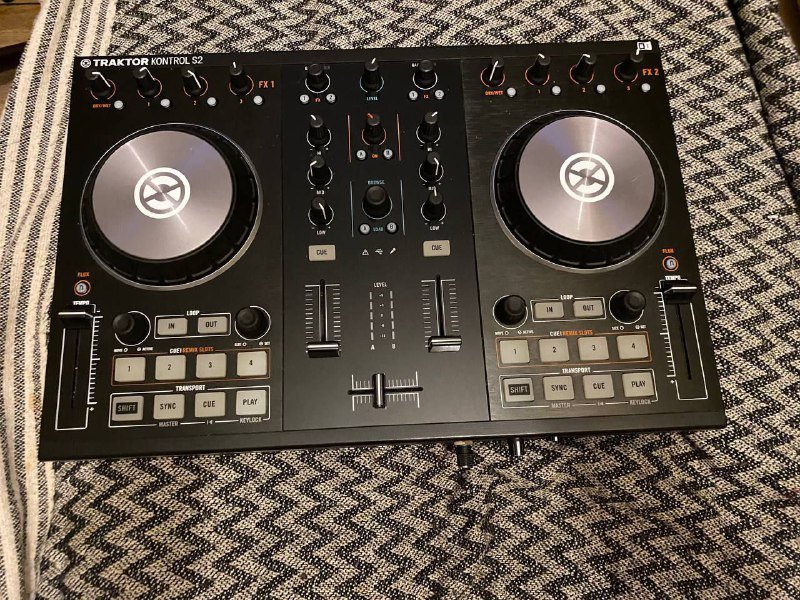Traktor Kontrol S2 MK2 контроллер для диджеинга 2