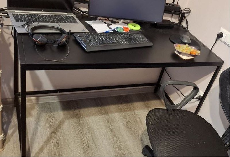 Компьютерные столы черный и светлый деревянный