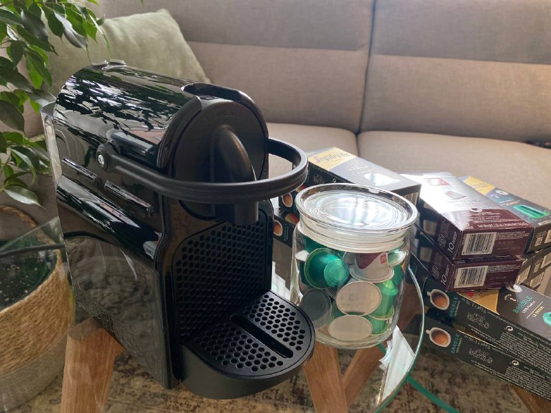 Капсульная кофемашина Nespresso Inissia DeLonghi, капсулы Segafredo, illy, банка для капсул