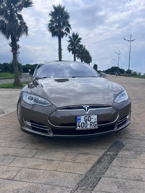 Tesla Model S 85D 1