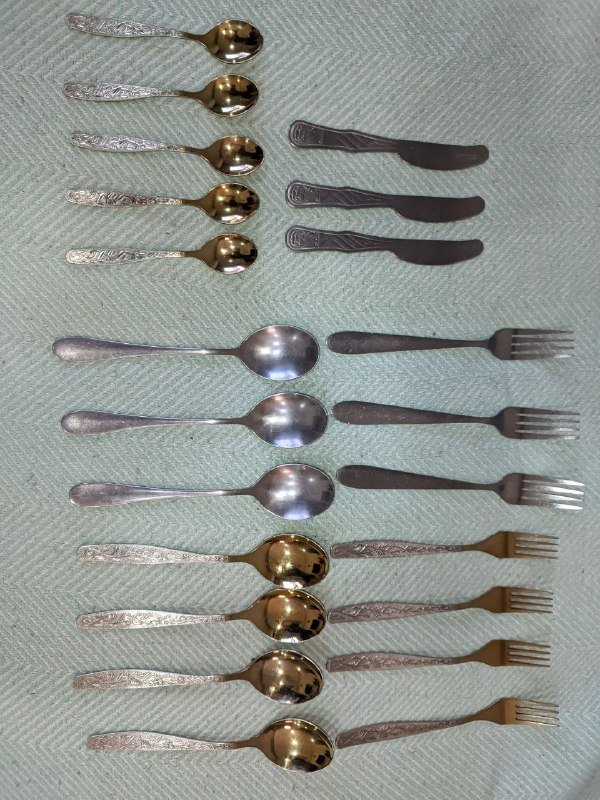 Столовые приборы, тарелки