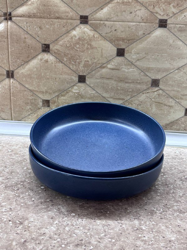 Белые тарелки, чёрные миски, синие тарелки, тарелка с узором, прозрачные и янтарные стаканы 3