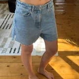 Белые джинсы Zara, коралловые джинсы Levi’s, юбка, джинсовые шорты 4