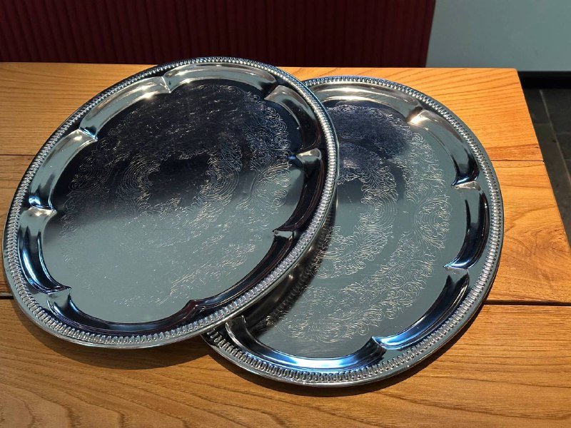 Столы, лавки и посуда