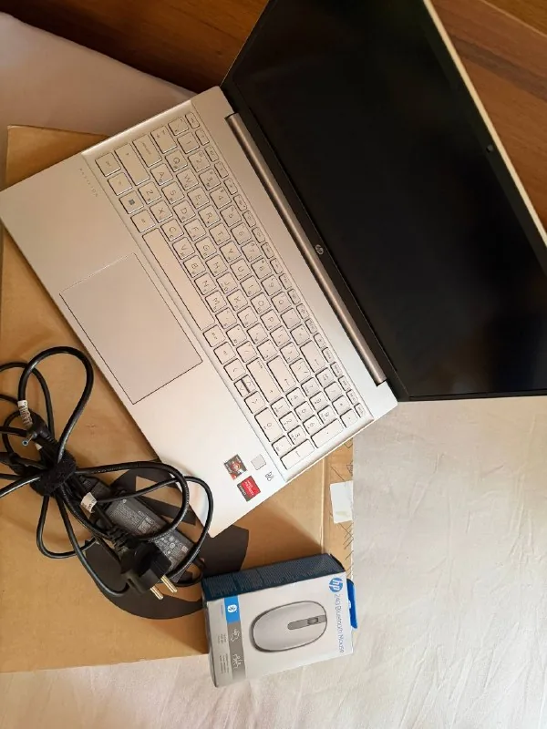 HP Pavilion 15, HP 240 Bluetooth Mouse 1