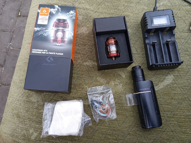 Бокс-мод Vaporesso Armour Pro, дрипка Vandy Vape Phobia V2 RDA, атомайзер Geekvape Zeus X RTA, ватка 7