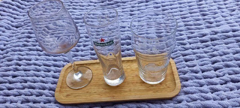 Пассатижи, рулетка, вешалки, покрывало, тапки, кухонные принадлежности, книги 9