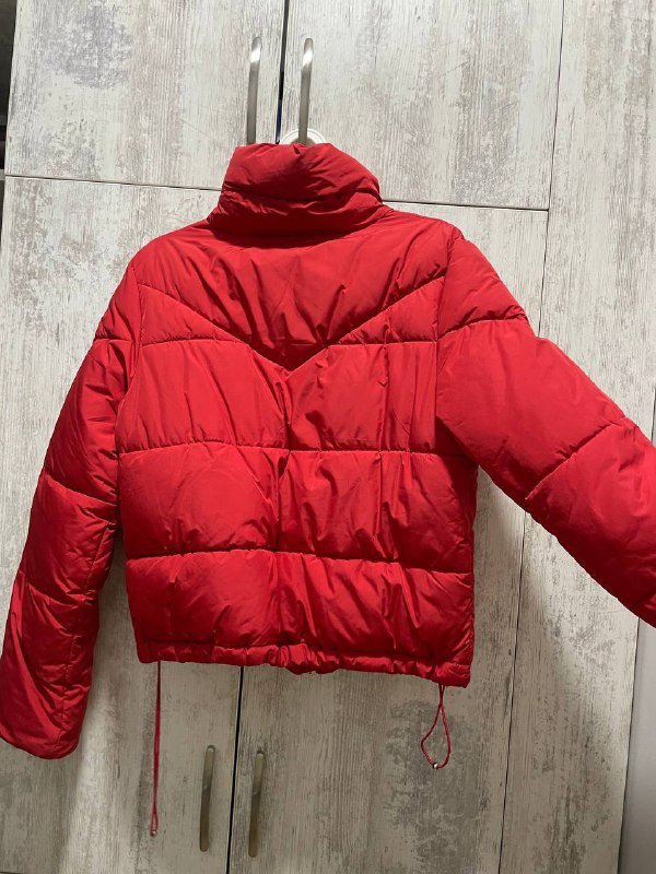 красная и черная женская куртка