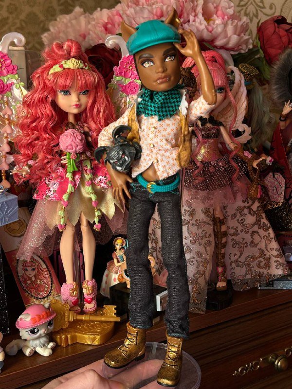 Кукла монстр хай Клод Вульф с питомцем и подставкой 3