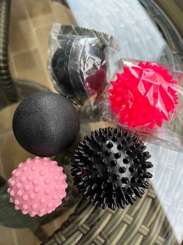 Массажные мячи игольчатые и ролик массажный, носки для йоги