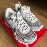 Nike Zoom Vomero 5 кроссовки 1
