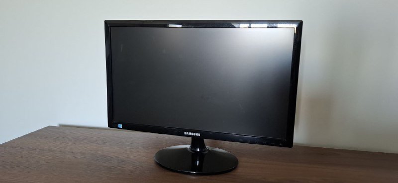 Стол, стул Jysk, монитор Samsung 20" 4