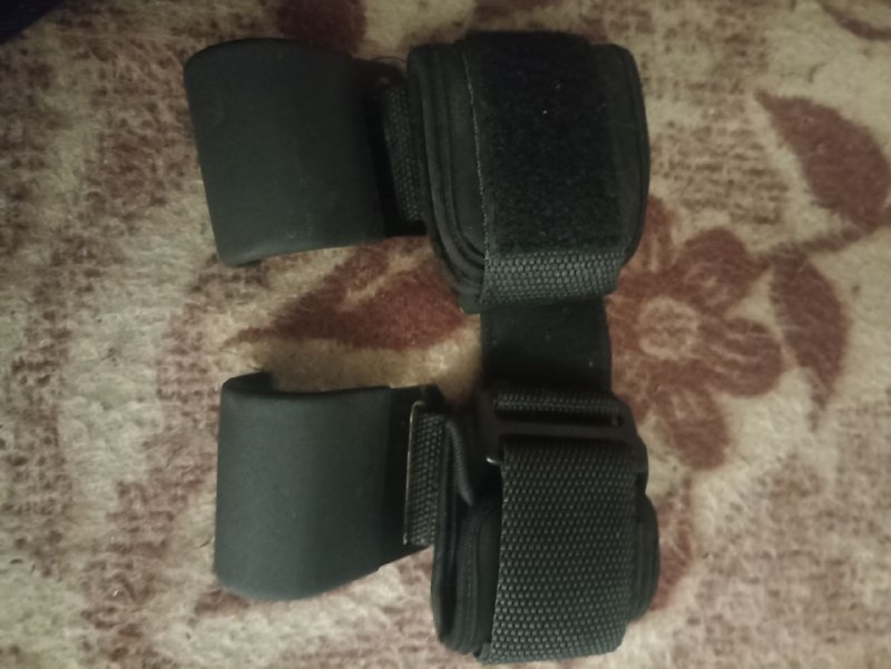 Deadlift wrist strap claw hooks