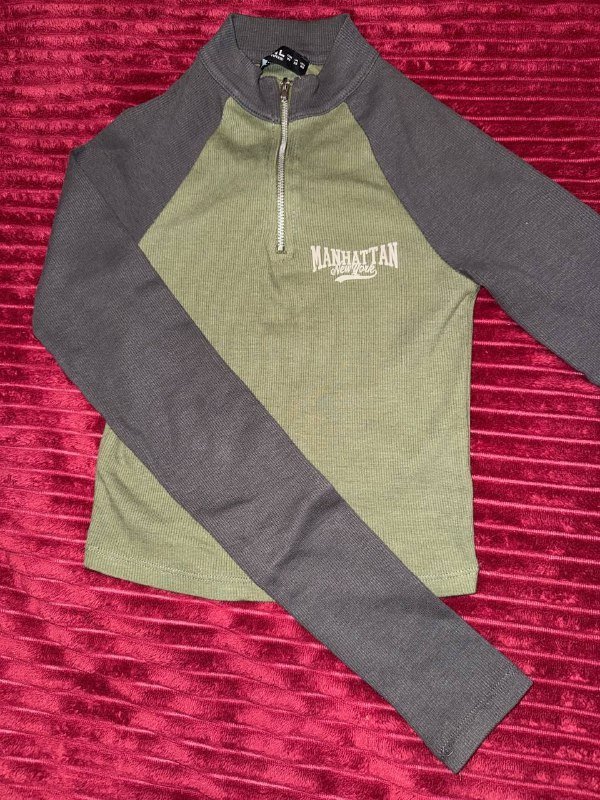 штаны, топы с длинными рукавами, бежевые туфли на каблуке 3