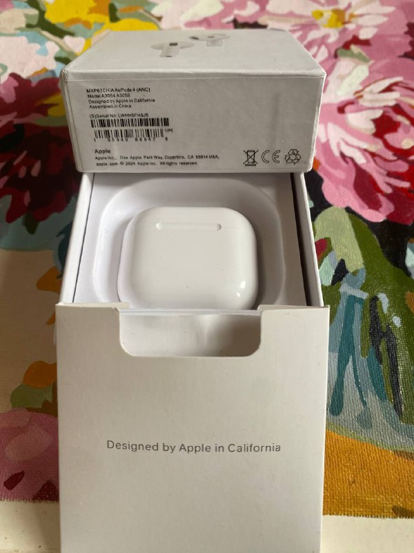 Air Pods 4 копия, чемодан Wemge Sabre, зубная щетка Oral-B, нарукавники Mikasa, термос 1 литр