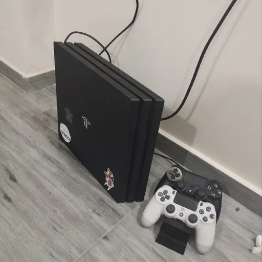 PS4 Pro, два DualShock 4, подставка