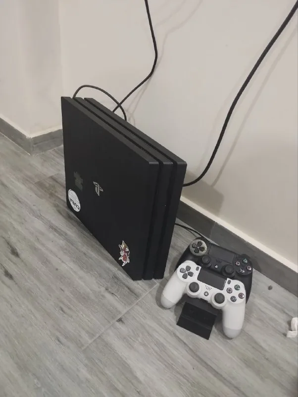 PS4 Pro, два DualShock 4, подставка
