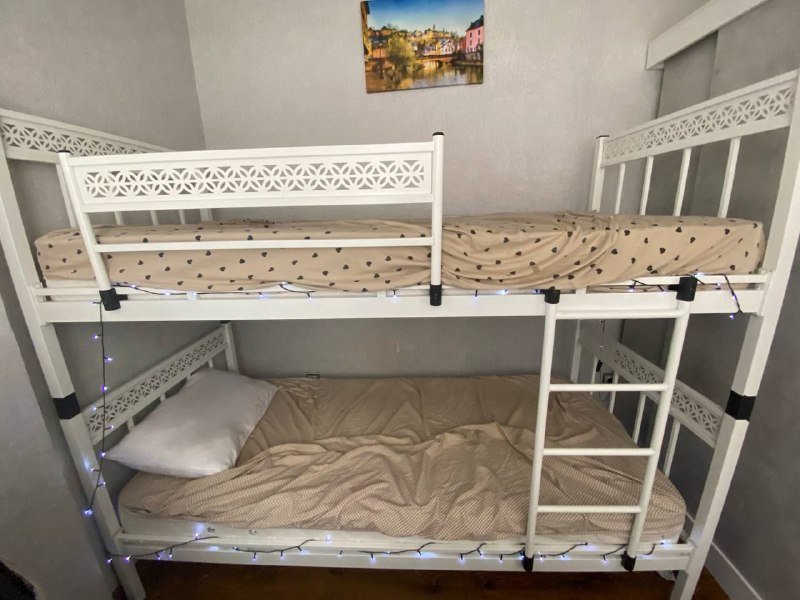 Двухъярусная кровать с матрасами