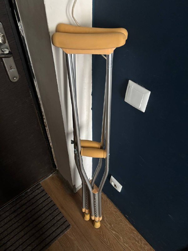 Фиксатор для ноги, Костыли 3