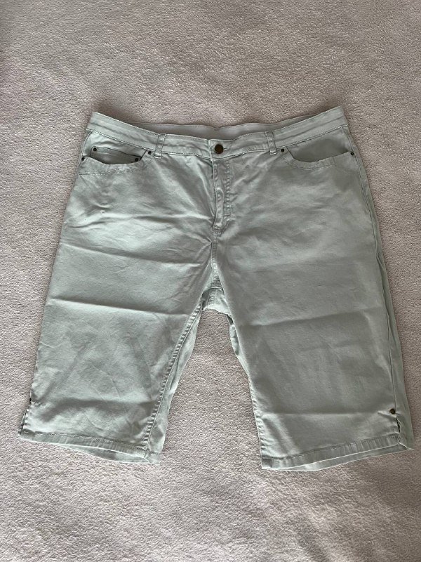 Джинсовые шорты, полосатый пиджак, коричневая накидка, серая майка, белая майка