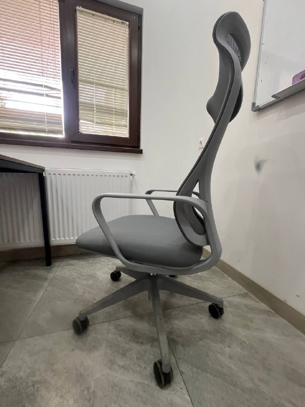 Ноутбуки, планшет Samsung, офисный стул, рейл, столы 5