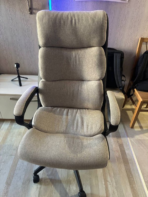 Столик, кресло, настольная лампа, рабочий стол, RGB светильники 4