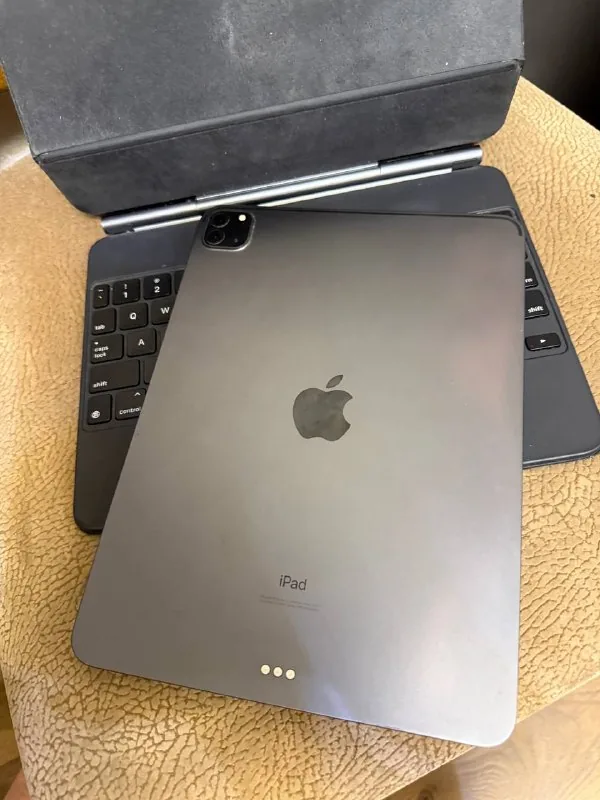 iPad Pro 11, оригинальная клавиатура 1